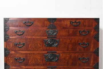 中古　美品　特注品　岩谷堂箪笥　杢目と重厚な飾り金具が映える衣装箪笥　(R-091115)