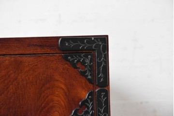 中古　美品　特注品　岩谷堂箪笥　杢目と重厚な飾り金具が映える衣装箪笥　(R-091115)