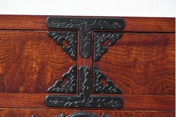 中古　美品　特注品　岩谷堂箪笥　杢目と重厚な飾り金具が映える衣装箪笥　(R-091115)