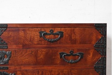 中古　美品　特注品　岩谷堂箪笥　杢目と重厚な飾り金具が映える衣装箪笥　(R-091115)