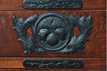 中古　美品　特注品　岩谷堂箪笥　杢目と重厚な飾り金具が映える衣装箪笥　(R-091115)