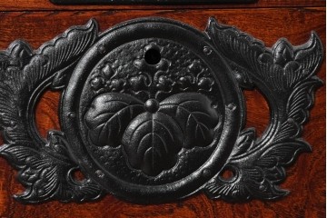 中古　美品　特注品　岩谷堂箪笥　杢目と重厚な飾り金具が映える衣装箪笥　(R-091115)