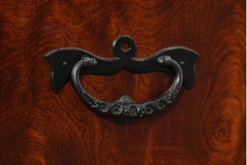 中古　美品　特注品　岩谷堂箪笥　杢目と重厚な飾り金具が映える衣装箪笥　(R-091115)