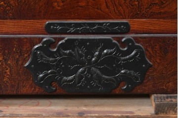 中古　美品　特注品　岩谷堂箪笥　杢目と重厚な飾り金具が映える衣装箪笥　(R-091115)