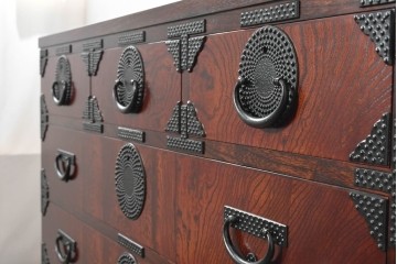 中古　美品　岩谷堂箪笥　雫月(しずく)3号　人気のあられ金具が映える整理箪笥　(R-091116)