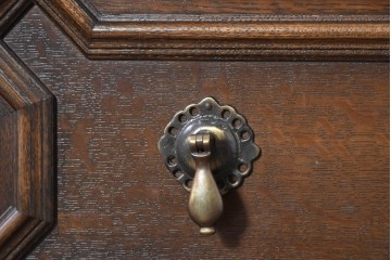 中古　横浜クラシック家具　ノックオンウッド(knockonwood)　凝ったデザインのジャコビアンチェスト　(R-091119)