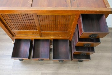 和製ヴィンテージ　昭和後期　ニレ材　千本格子と7杯の引き出しを備えた水屋サイドボード　(R-091121)