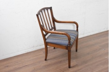 中古　美品　旭川家具　加藤木工　Brooks(ブルックス)　ナラ材　ブルーストライプの座面がおしゃれなアームチェア　(R-091126)