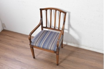 中古　美品　旭川家具　加藤木工　Brooks(ブルックス)　ナラ材　ブルーストライプの座面がおしゃれなアームチェア　(R-091126)