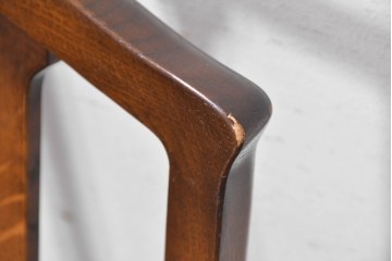 中古　美品　旭川家具　加藤木工　Brooks(ブルックス)　ナラ材　ブルーストライプの座面がおしゃれなアームチェア　(R-091126)
