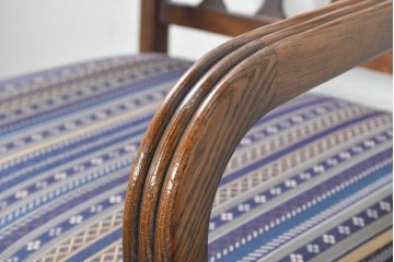 中古　美品　旭川家具　加藤木工　Brooks(ブルックス)　ナラ材　ブルーストライプの座面がおしゃれなアームチェア　(R-091126)
