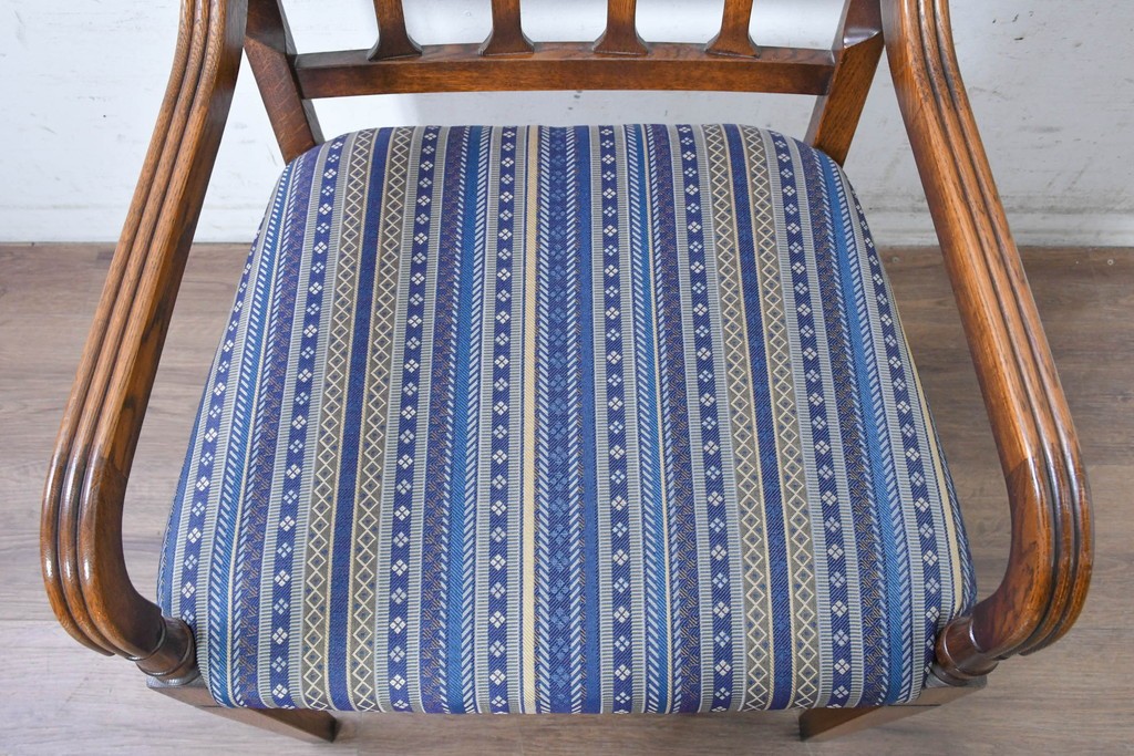 中古　美品　旭川家具　加藤木工　Brooks(ブルックス)　ナラ材　ブルーストライプの座面がおしゃれなアームチェア　(R-091126)