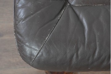 スウェーデンヴィンテージ　1980年頃　Soderbergs(ソーダバーグ)　本革　リクライニングチェアとオットマンのセット　※傷み有り　(R-091127)