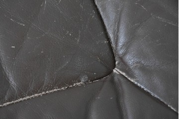 スウェーデンヴィンテージ　1980年頃　Soderbergs(ソーダバーグ)　本革　リクライニングチェアとオットマンのセット　※傷み有り　(R-091127)