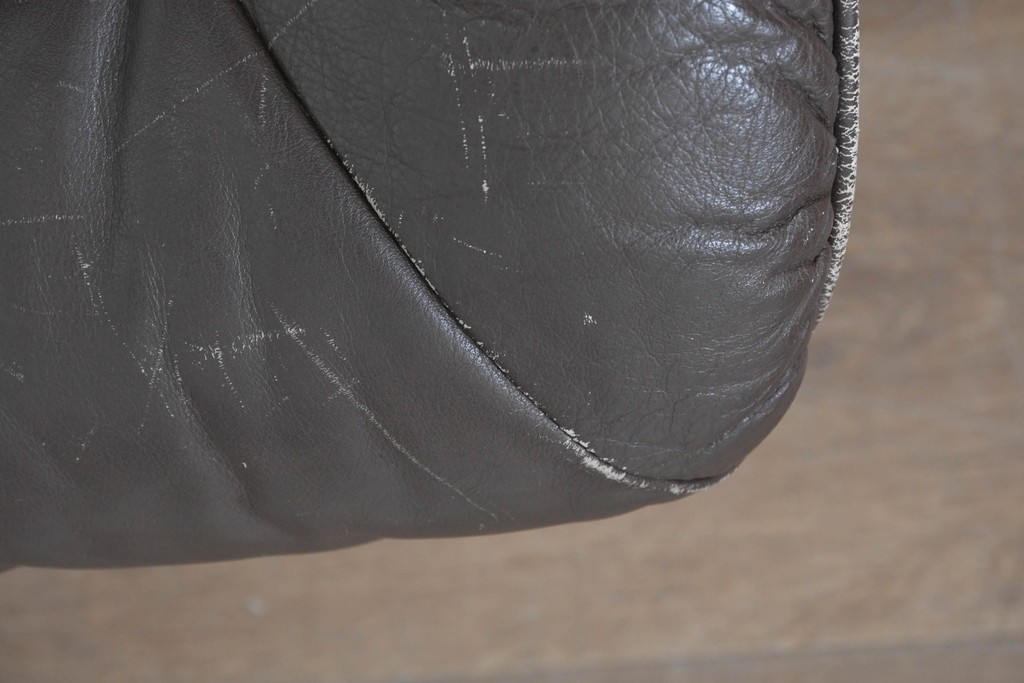 スウェーデンヴィンテージ　1980年頃　Soderbergs(ソーダバーグ)　本革　リクライニングチェアとオットマンのセット　※傷み有り　(R-091127)