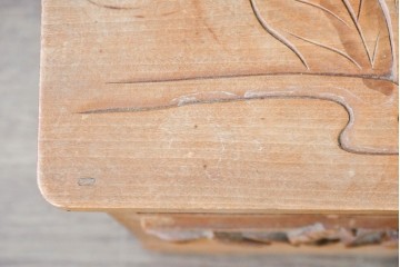 和製ヴィンテージ　日光彫り　水芭蕉の立体的な彫りが上品な小引き出し　(R-091128)