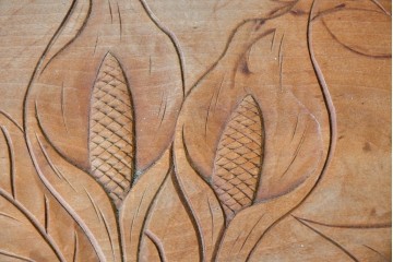 和製ヴィンテージ　日光彫り　水芭蕉の立体的な彫りが上品な小引き出し　(R-091128)