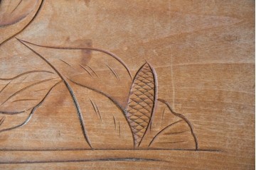 和製ヴィンテージ　日光彫り　水芭蕉の立体的な彫りが上品な小引き出し　(R-091128)