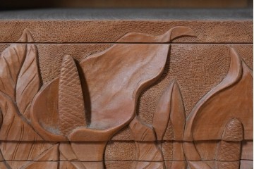 和製ヴィンテージ　日光彫り　水芭蕉の立体的な彫りが上品な小引き出し　(R-091128)