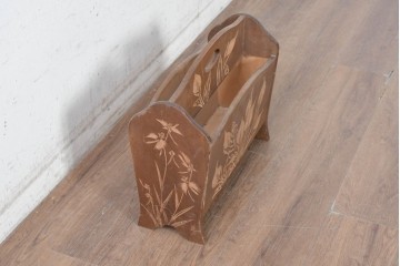 和製ヴィンテージ　日光彫り　4種の草花彫刻が広がるレトロなマガジンラック　(R-091129)