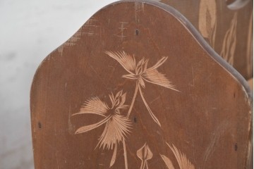 和製ヴィンテージ　日光彫り　4種の草花彫刻が広がるレトロなマガジンラック　(R-091129)