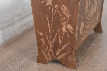 和製ヴィンテージ　日光彫り　4種の草花彫刻が広がるレトロなマガジンラック　(R-091129)