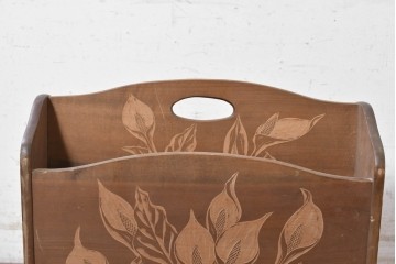 和製ヴィンテージ　日光彫り　4種の草花彫刻が広がるレトロなマガジンラック　(R-091129)
