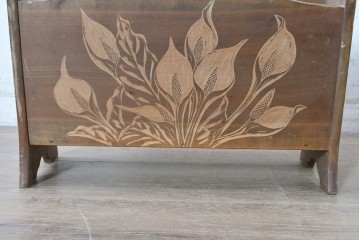 和製ヴィンテージ　日光彫り　4種の草花彫刻が広がるレトロなマガジンラック　(R-091129)