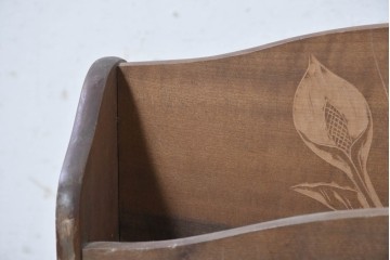 和製ヴィンテージ　日光彫り　4種の草花彫刻が広がるレトロなマガジンラック　(R-091129)