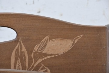 和製ヴィンテージ　日光彫り　4種の草花彫刻が広がるレトロなマガジンラック　(R-091129)