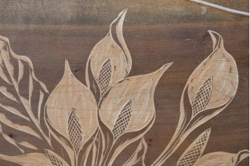 和製ヴィンテージ　日光彫り　4種の草花彫刻が広がるレトロなマガジンラック　(R-091129)