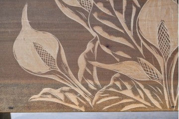 和製ヴィンテージ　日光彫り　4種の草花彫刻が広がるレトロなマガジンラック　(R-091129)