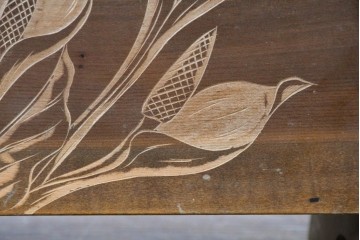 和製ヴィンテージ　日光彫り　4種の草花彫刻が広がるレトロなマガジンラック　(R-091129)