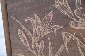 和製ヴィンテージ　日光彫り　4種の草花彫刻が広がるレトロなマガジンラック　(R-091129)