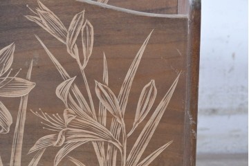 和製ヴィンテージ　日光彫り　4種の草花彫刻が広がるレトロなマガジンラック　(R-091129)