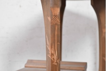 和製ヴィンテージ　日光彫り　草花彫刻と段違いの棚がおしゃれな飾り棚　(R-091130)