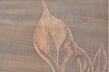 和製ヴィンテージ　日光彫り　草花彫刻と段違いの棚がおしゃれな飾り棚　(R-091130)