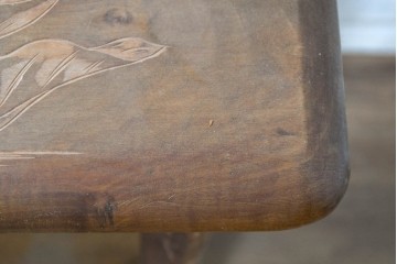 和製ヴィンテージ　日光彫り　草花彫刻と段違いの棚がおしゃれな飾り棚　(R-091130)
