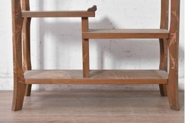 和製ヴィンテージ　日光彫り　草花彫刻と段違いの棚がおしゃれな飾り棚　(R-091130)