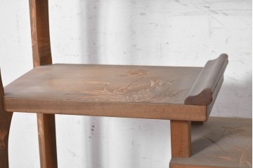 和製ヴィンテージ　日光彫り　草花彫刻と段違いの棚がおしゃれな飾り棚　(R-091130)