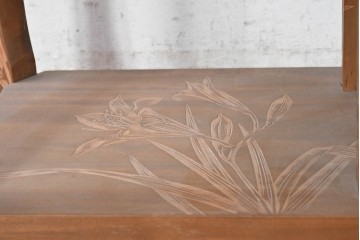 和製ヴィンテージ　日光彫り　草花彫刻と段違いの棚がおしゃれな飾り棚　(R-091130)