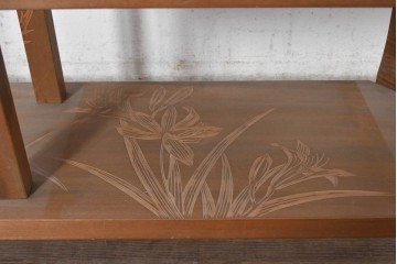 和製ヴィンテージ　日光彫り　草花彫刻と段違いの棚がおしゃれな飾り棚　(R-091130)