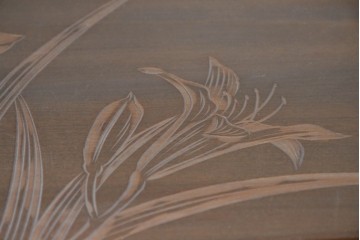 和製ヴィンテージ　日光彫り　草花彫刻と段違いの棚がおしゃれな飾り棚　(R-091130)