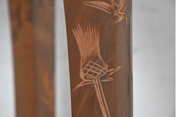 和製ヴィンテージ　日光彫り　草花彫刻と段違いの棚がおしゃれな飾り棚　(R-091130)