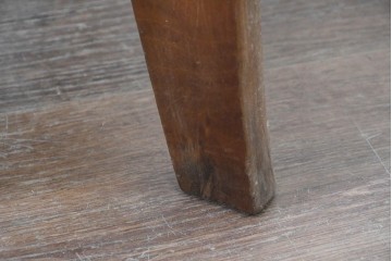 和製ヴィンテージ　日光彫り　草花彫刻と段違いの棚がおしゃれな飾り棚　(R-091130)