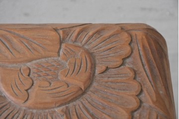 和製ヴィンテージ　日光彫り　天板いっぱいに花々が広がる華やかな飾り棚　(R-091131)