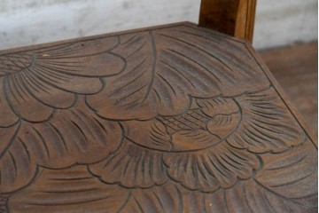 和製ヴィンテージ　日光彫り　天板いっぱいに花々が広がる華やかな飾り棚　(R-091131)