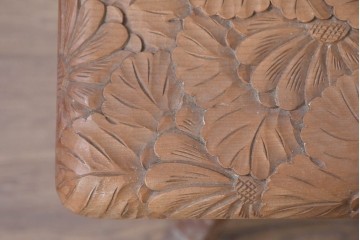 和製ヴィンテージ　日光彫り　天板から脚まで花の意匠を楽しめるサイドテーブル　(R-091132)