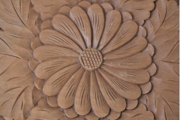 和製ヴィンテージ　日光彫り　天板から脚まで花の意匠を楽しめるサイドテーブル　(R-091132)