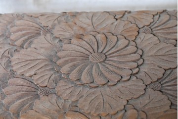 和製ヴィンテージ　日光彫り　天板から脚まで花の意匠を楽しめるサイドテーブル　(R-091132)